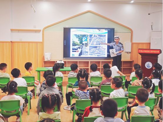“幼”见交警，平安“童”行 ——市湖光幼儿园凤凰分园开展交通安全进校园活动