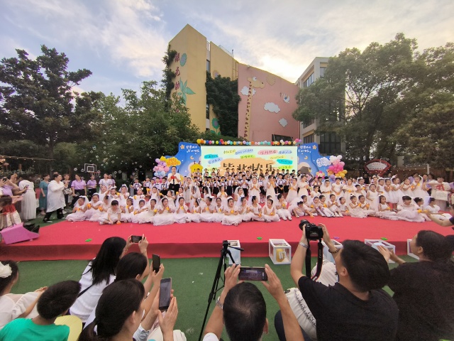 花开盛夏 未来可期 ——平顶山市湖光幼儿园2025届大班毕业典礼圆满落幕