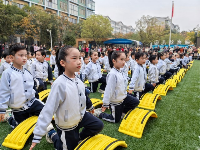 秋日暖阳映童颜,运动欢歌润心田 ——平顶山市湖光幼儿园2025年秋季运动会圆满举行